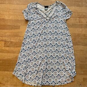 Wet Seal white and blue paisley short sleeve blouse shirt top size small S B19